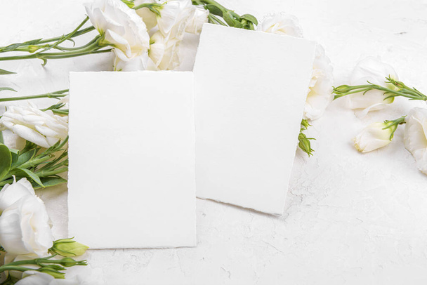 Két üres kártya mockup virágzó fehér eustoma lisianthus virágok - Fotó, kép