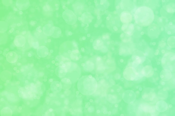 Çember şeklindeki bokeh noktalarıyla açık yeşil soyut odaklanmış arkaplan - Fotoğraf, Görsel