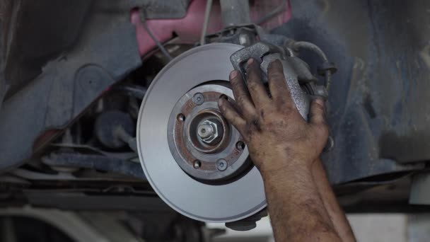 ワークショップでの車のブレーキディスク交換修理 - 映像、動画
