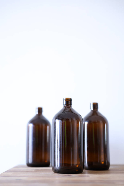 Studiová fotka hnědých vinobraných lahví - Fotografie, Obrázek