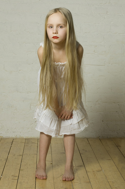 Adolescente modelo de moda menina com cabelo loiro e lábios vermelhos
 - Foto, Imagem