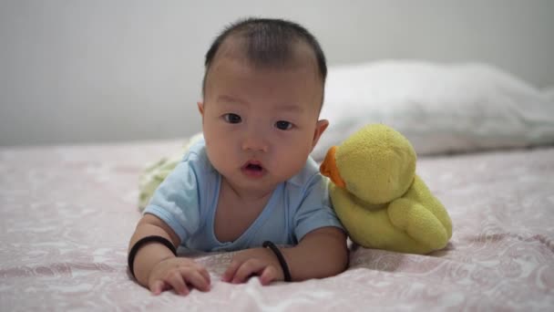 Yatakta yaşlı sarı ördekli bebek - Video, Çekim