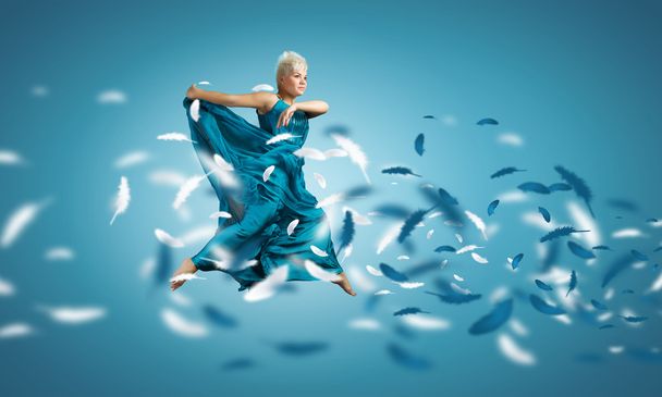 Donna danza nell'aria
 - Foto, immagini
