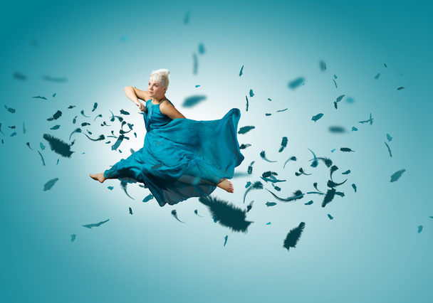 Жінка танцює в повітрі
 - Фото, зображення