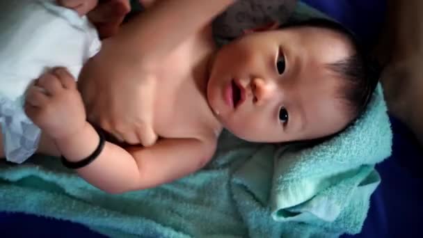 La mano di madre applica il talco in polvere al bambino - Filmati, video
