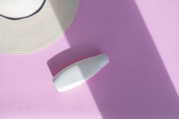 Valkoinen kosmetiikkapullo, jossa valkoinen korkki vaaleanpunaisella paperilla. Luonnollinen orgaaninen kauneus tuotekonsepti, minimalistinen tyyli - Valokuva, kuva