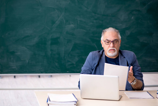 Old male teacher in the classroom - Photo, Image