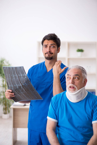 若い男性医師放射線技師を訪問する高齢男性患者 - 写真・画像