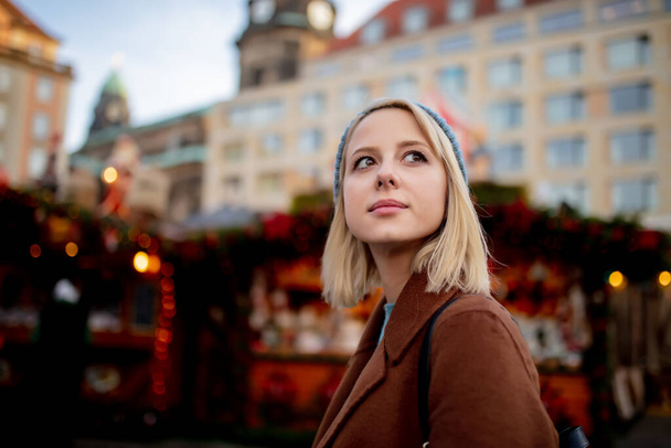 Blondine auf dem Weihnachtsmarkt in Dresden - Foto, Bild