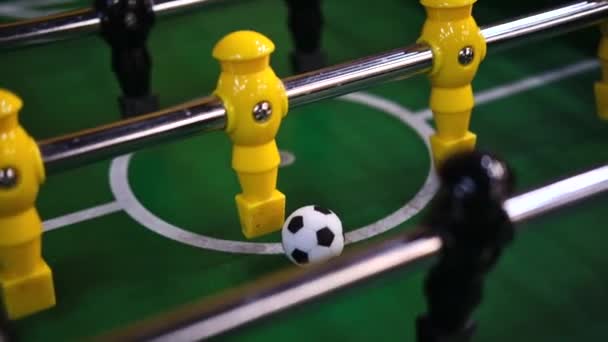 Dětský stolní fotbal se žlutými a černými plastovými figurkami - Záběry, video