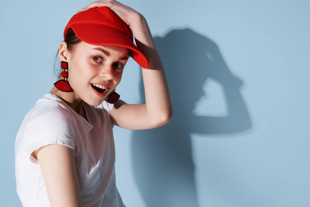 junge Frau in roter Mütze Sommermode posiert isoliert Hintergrund - Foto, Bild