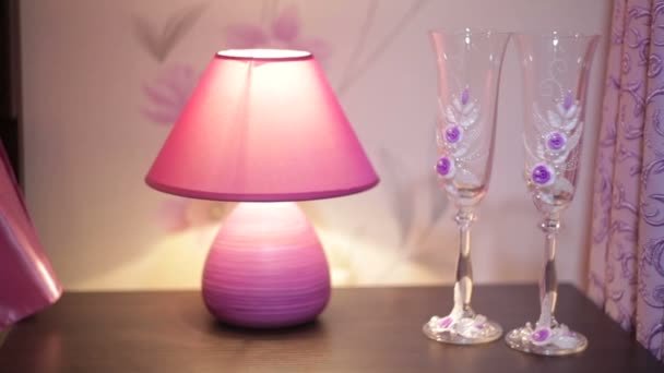 lamp en twee glazen op de tafel in de slaapkamer - Video