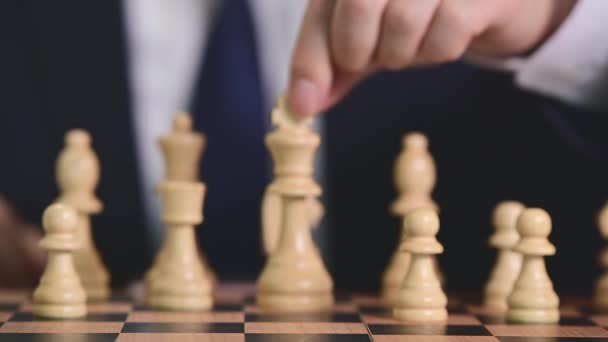 Un homme d'affaires en costume tient un roi des échecs. - Séquence, vidéo