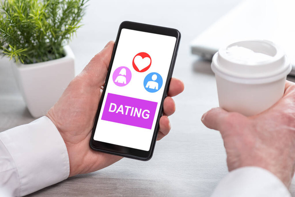 Smartphone οθόνη, εμφανίζοντας μια online dating έννοια - Φωτογραφία, εικόνα