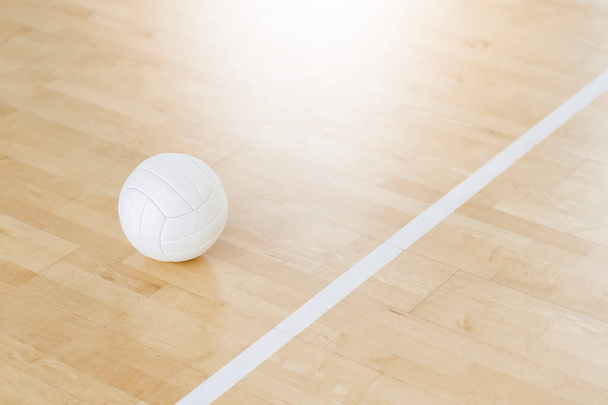 Волейбольний м'яч і біла лінія на дерев'яному подвір'ї. Горизонтальний освітній та спортивний плакат, вітальні листівки, заголовки, веб-сайт
 - Фото, зображення