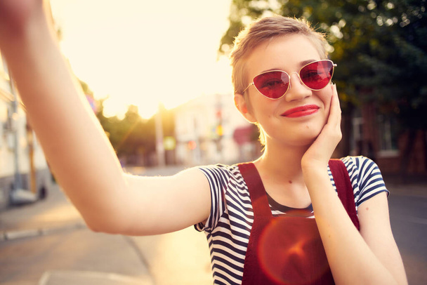 mujer usando gafas de sol al aire libre posando divertido romance de moda - Foto, Imagen