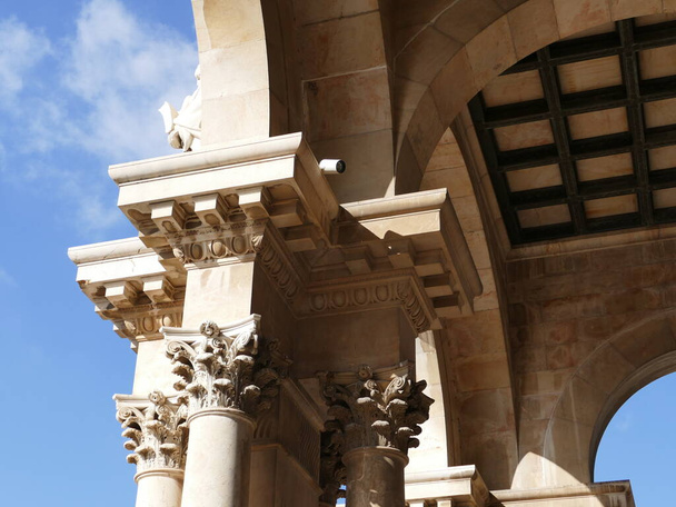 Arcade en la zona de entrada de la Basílica Agoniae Domini cerca del Jardín de Getsemaní en Jerusalén, Israel - Foto, Imagen