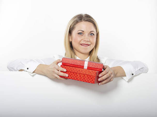Szczęśliwa kobieta z czerwonym pudełkiem prezentów - Zdjęcie, obraz