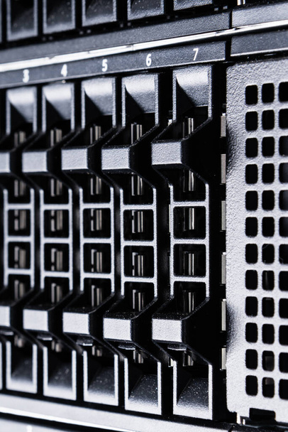 Rangée de disques durs servant de stockage de données dans la salle de serveur - Photo, image