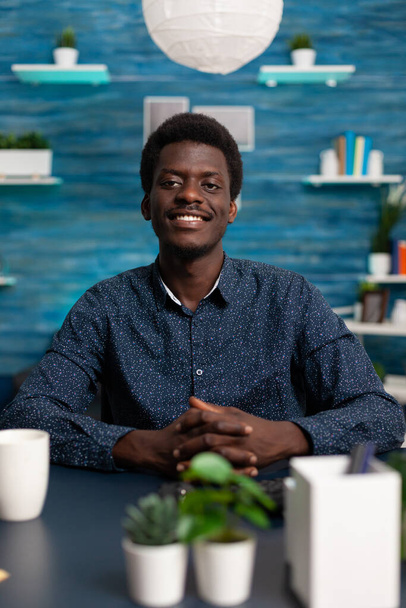 Porträt eines afrikanisch-amerikanischen Studenten, der in die Kamera lächelt - Foto, Bild