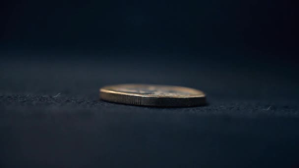 Евро монеты разных номиналов падают на стол крупным планом. Мелкая глубина резкости - Кадры, видео