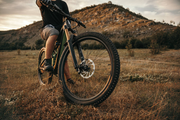 Rowerzysta na rowerze elektrycznym w górach - Zdjęcie, obraz
