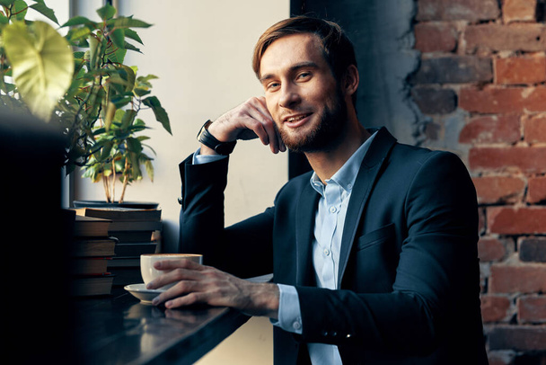 επιχειρηματίας σε ένα κοστούμι κάθεται σε ένα καφέ υπόλοιπο πρωινό - Φωτογραφία, εικόνα
