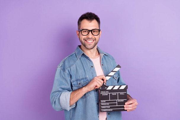 Photo portrait male director keeping clapboard making movie isolated pastel violet color background - Zdjęcie, obraz