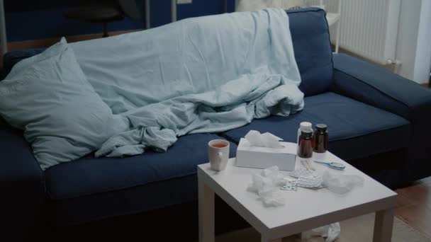 Sala de estar vacía con medicamentos contra la infección por virus en la mesa - Metraje, vídeo