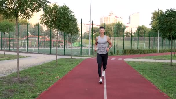 парень бегущий в замедленной съемке, спортивная жизнь - Кадры, видео