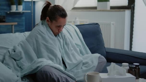Persona con malattia sensazione di freddo con coperta e cuscino sul divano - Filmati, video