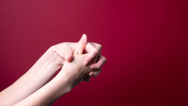женщина массирует руки от ужасной боли - Фото, изображение