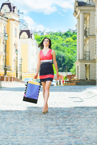 vrouw met boodschappentassen - Foto, afbeelding
