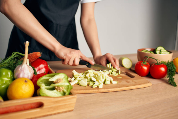 різання овочів на дошці приготування здорової їжі
 - Фото, зображення