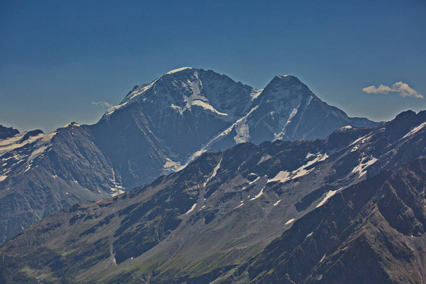 View of the Big Azu glacier in the vicinity of Mount Elbrus. - Foto, immagini