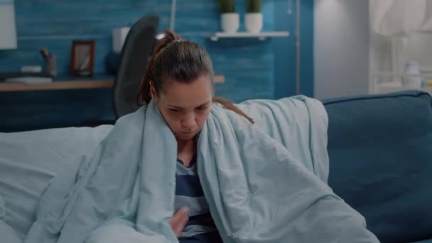 Femme malade ayant froid et ayant des frissons à cause de la maladie - Séquence, vidéo
