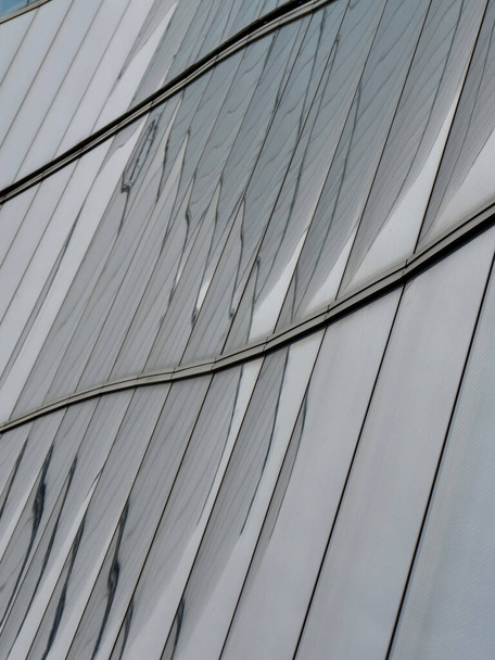 Fundo de vidro cinza industrial com linhas. Painel prateado forrado. Foto vertical - Foto, Imagem
