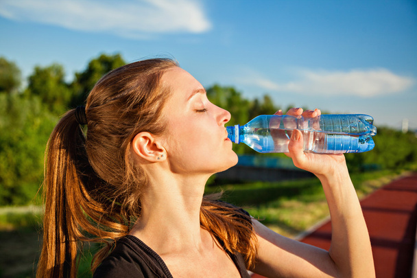 vrouw drinken water - Foto, afbeelding