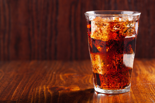 szklanka zimnej coli napój bezalkoholowy z lodem na drewnianym tle - Zdjęcie, obraz