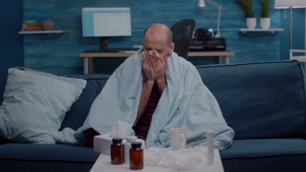 Hombre infeliz usando tejidos para soplar secreción nasal - Metraje, vídeo
