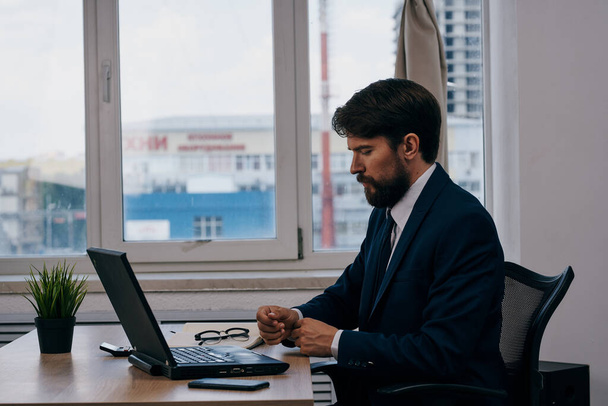 üzletemberek az irodában előtt egy laptop ügyvezető siker - Fotó, kép