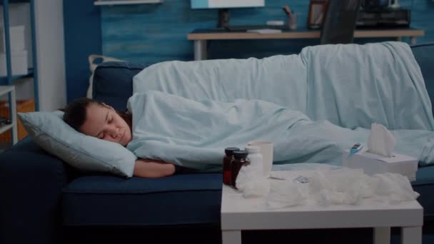 Nemocná žena se sezónním studeným spánkem na gauči - Záběry, video