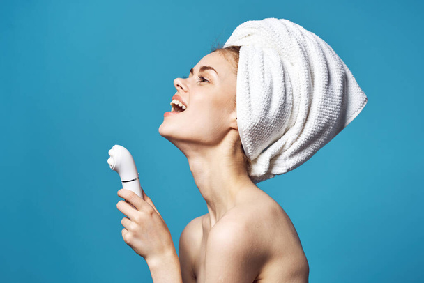 весела жінка з голими плечима з масажером в руках косметологія дерматологія
 - Фото, зображення