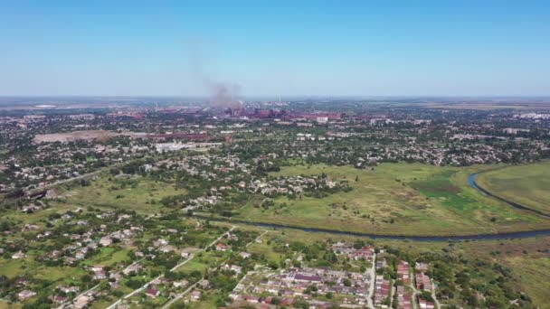 Légi felvétel. Kohászati üzem található a városban. Környezetszennyezés. Mérgező anyagok a városban - Felvétel, videó
