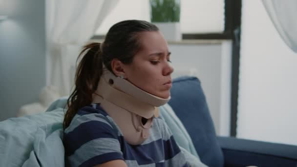 子宮頸部の泡で負傷した女性のクローズアップ - 映像、動画