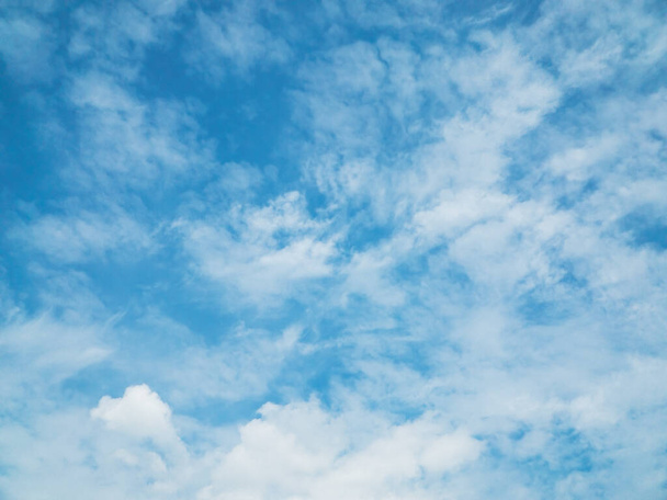 Beyaz bulutlu mavi gökyüzünün dokusu - Fotoğraf, Görsel