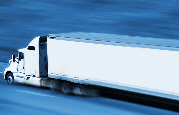 snelheidsovertredingen semi vrachtwagen - Foto, afbeelding