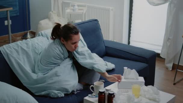 Kobieta z grypą pije musujące leki z wodą - Materiał filmowy, wideo