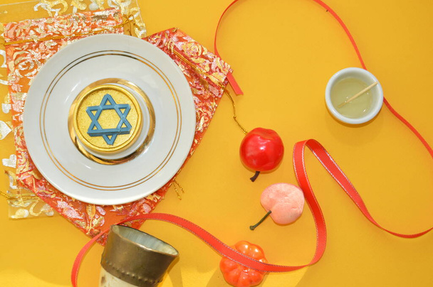 ユダヤ人の新年のための秋の御馳走休日のシンボルのロシュ・ハシャナー - 写真・画像
