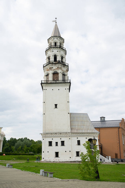 Leaning Tower of Nevyansk in summer day. Tower in the town of Nevyansk in Sverdlovsk Oblast, Russia built in the 18th century. - Foto, afbeelding
